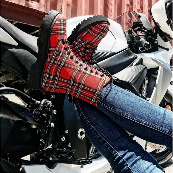 𝙇𝙖𝙨𝙩 7 🖤Plaid Combat Flatform Boot - Picture 4 of 8
